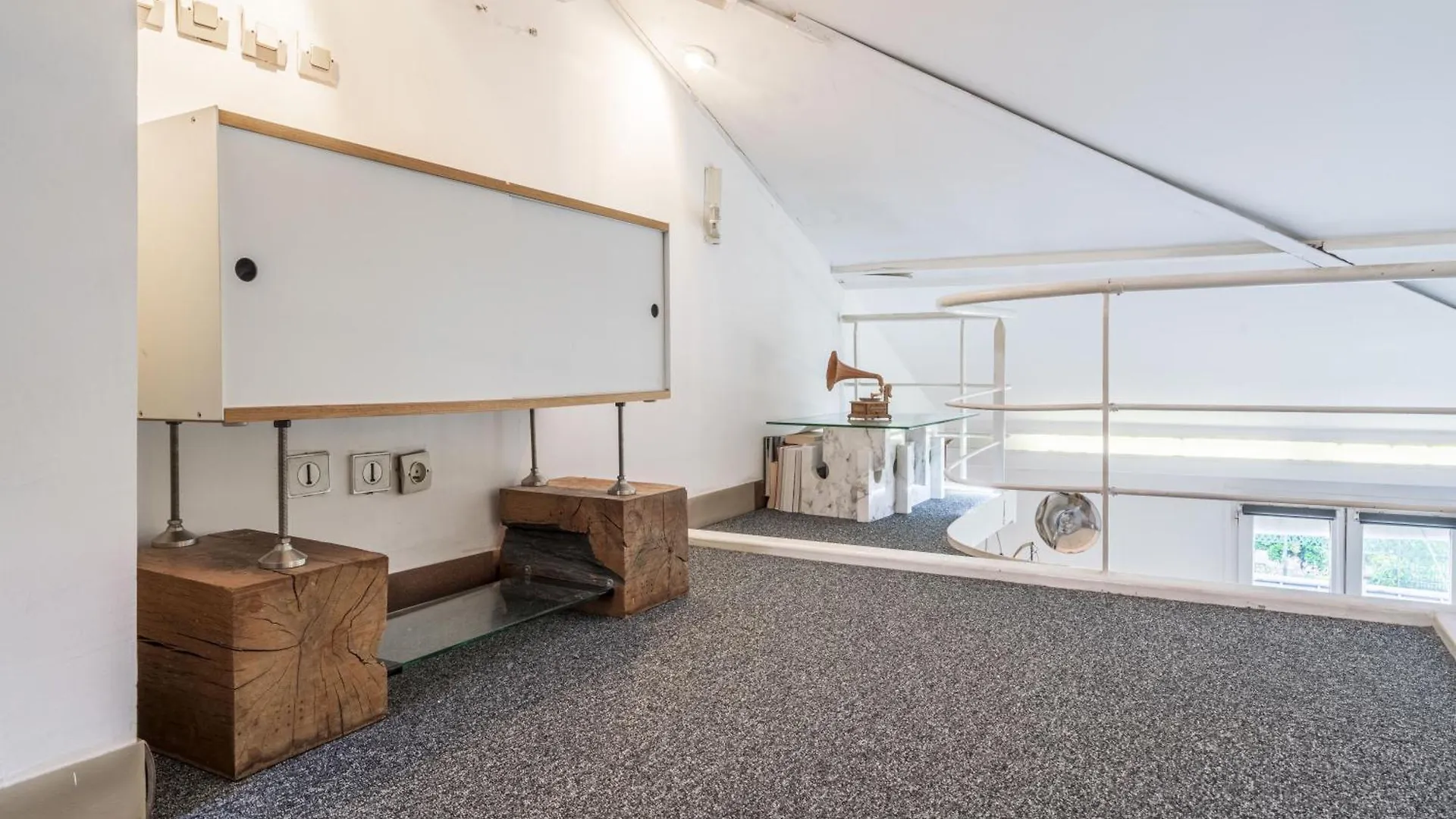 Loft Apartment *